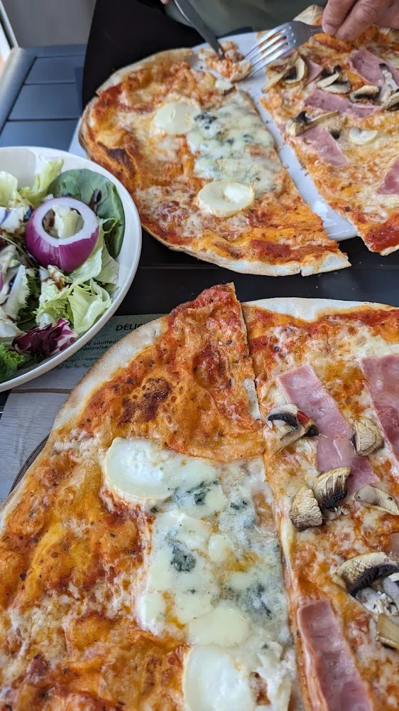 Trois Fromage And Reine Pizza